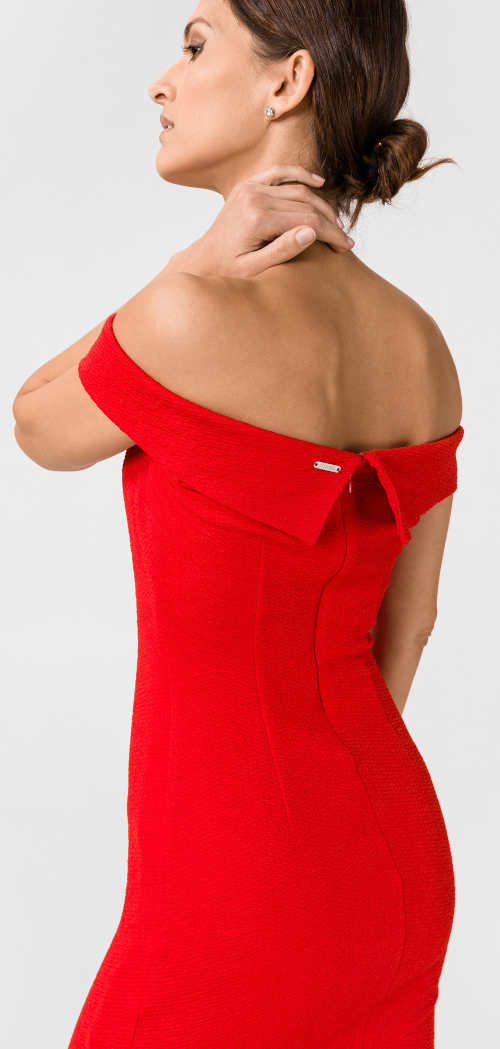 Moderné šaty nielen do spoločnosti v červenom prevedení