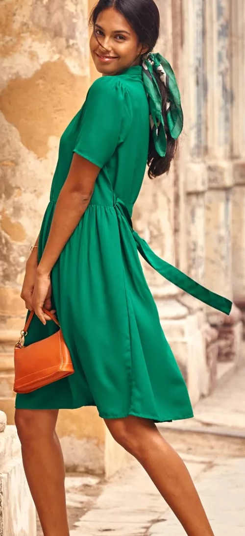 Jednofarebné zelené letné šaty s krátkym rukávom