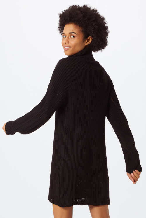 Čierne zimné pletené šaty z dierovaného úpletu