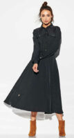 Dlhé čierne dámske šaty s gombíkmi a náprsnými vreckami