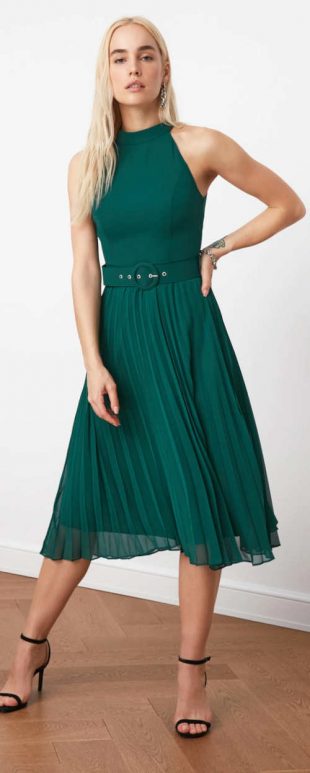 Elegantné zelené dámske šaty bez rukávov s plisovanou sukňou
