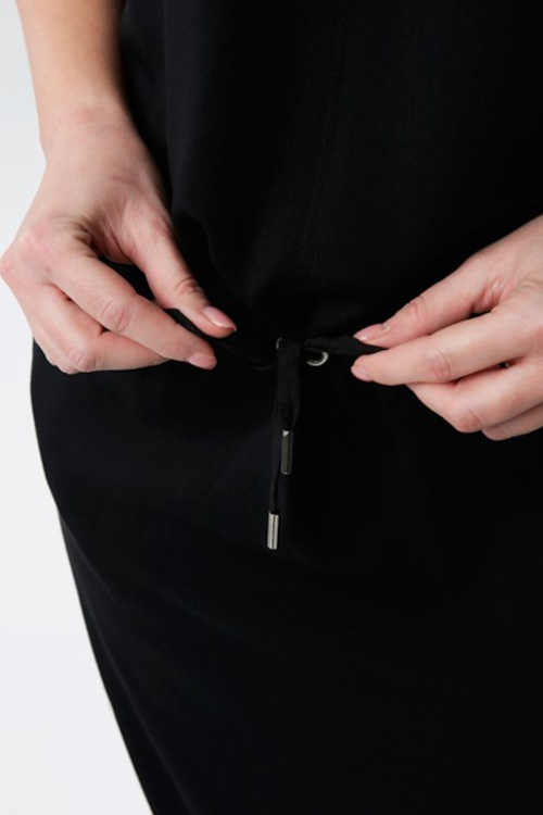 Čierne šaty s dĺžkou nad kolená