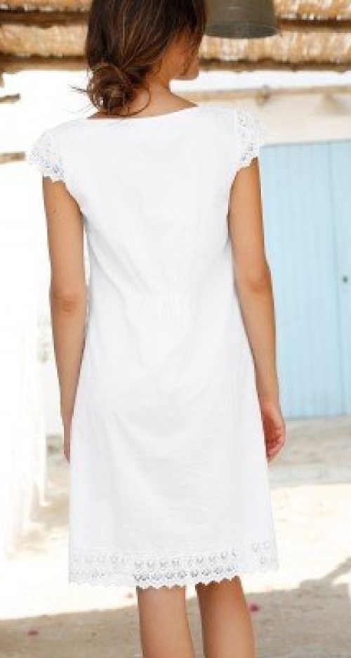 Biele čipkované šaty k moru pre plnoštíhle