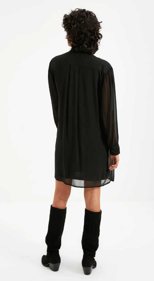Čierne splývavé krátke šaty