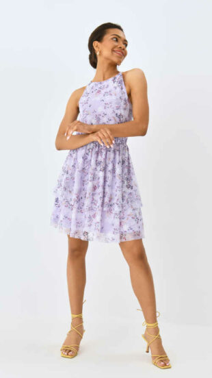 Moderné šaty v levanduľovej farbe s kvetinovým vzorom