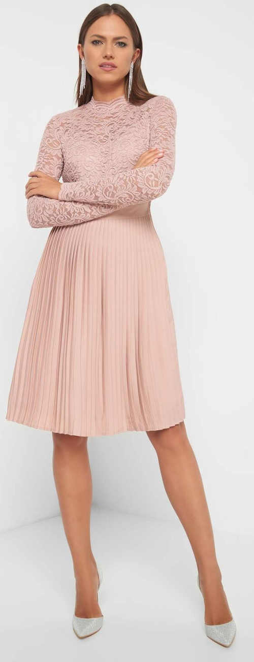 Elegantné ružové čipkované šaty