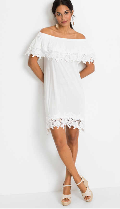 Krátke šaty v bielej farbe s čipkou a odhalenými ramenami