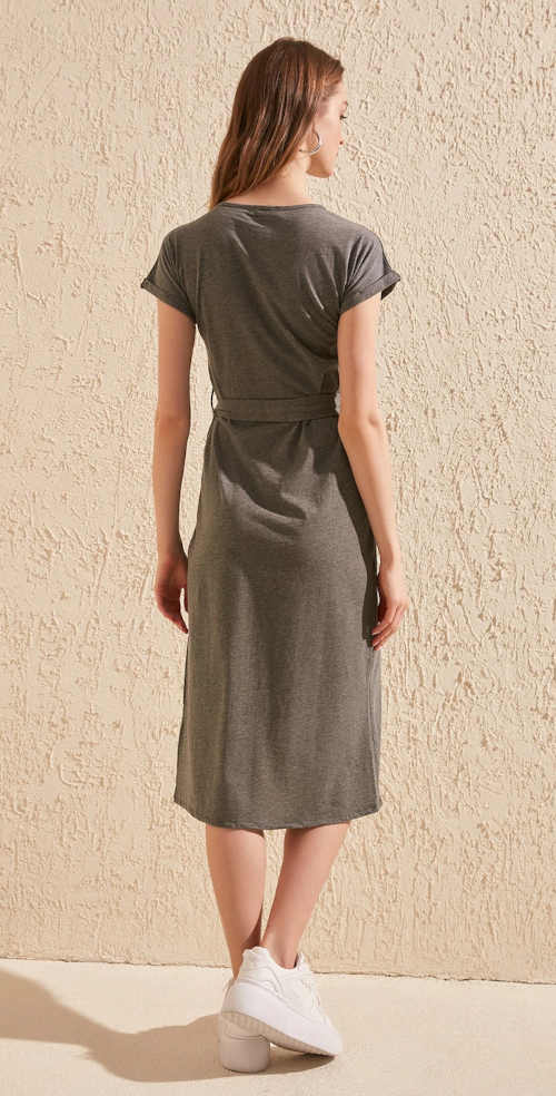 Moderné šaty s krátkymi rukávmi