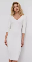 Biele šaty Guess v lichotivom sexy strihu z elastickej tkaniny