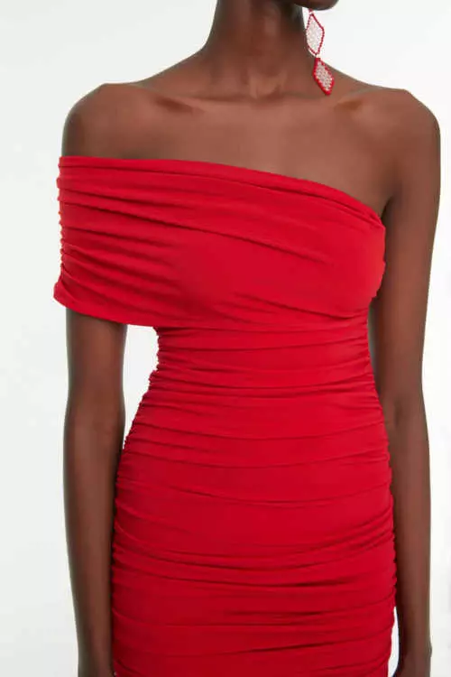 Červené šaty na jedno rameno