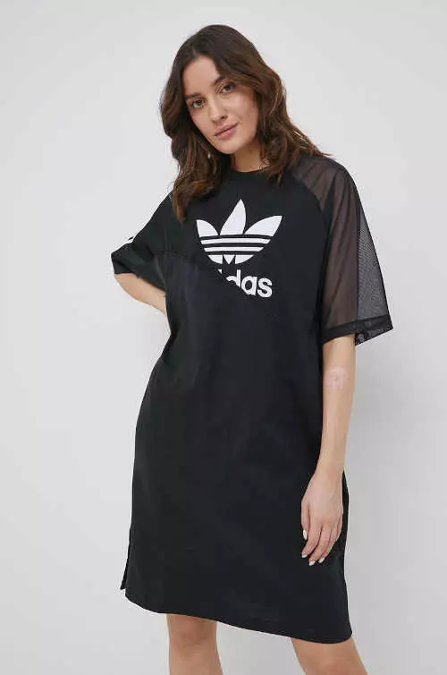 Módne pohodlné šaty Adidas v pôsobivej kombinácii materiálov