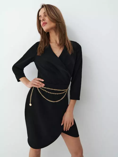 Dámske čierne elegantné šaty atraktívneho strihu oživené reťazovým opaskom