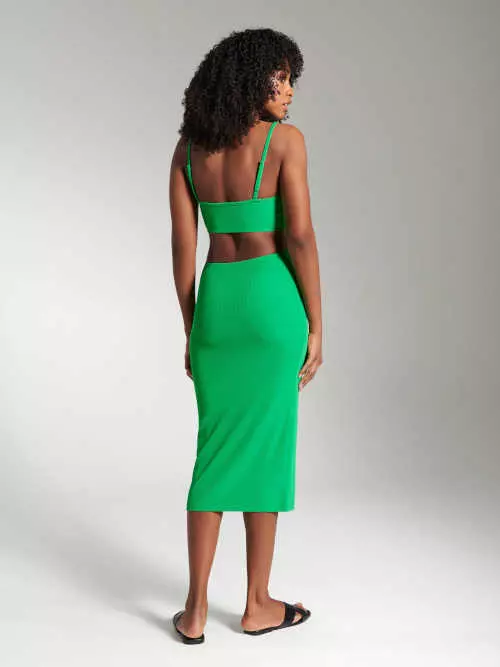 Zelené šaty v atraktívnom strihu