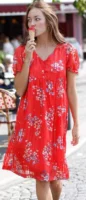 Voľné červené letné šaty pre moletky s kvetinovou potlačou