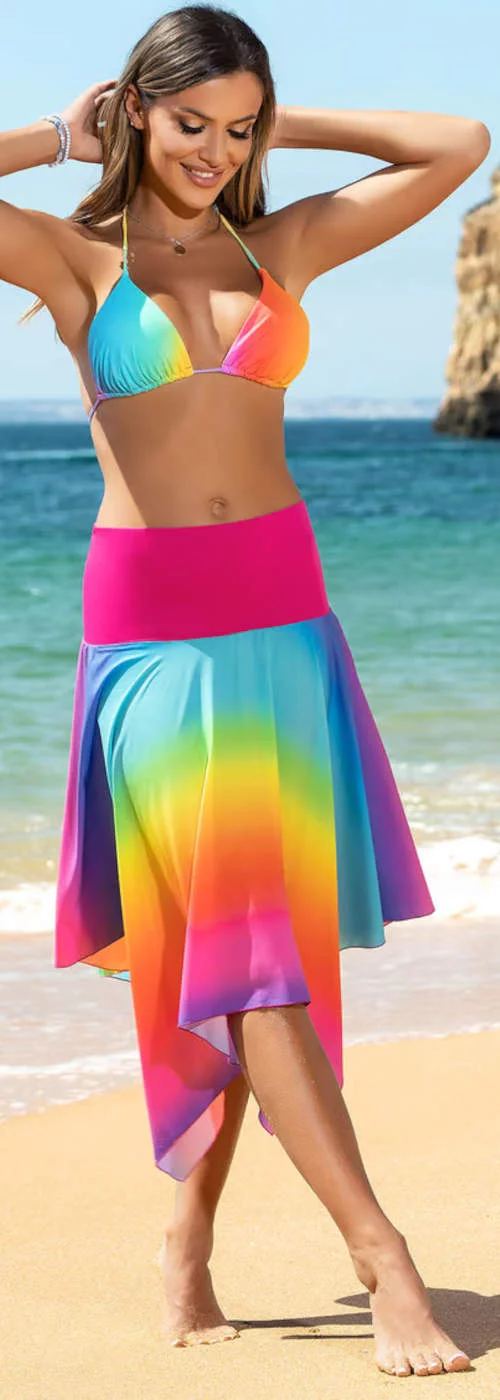 Viacfarebná plážová sukňa nosená cez plavky