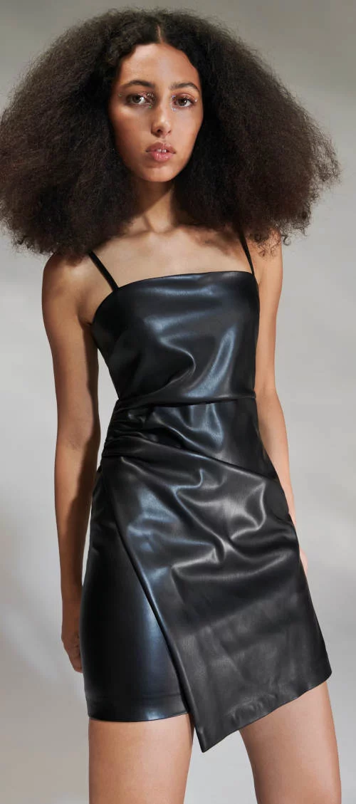 Čierne koženkové zavinovacie šaty s tenkými ramienkami