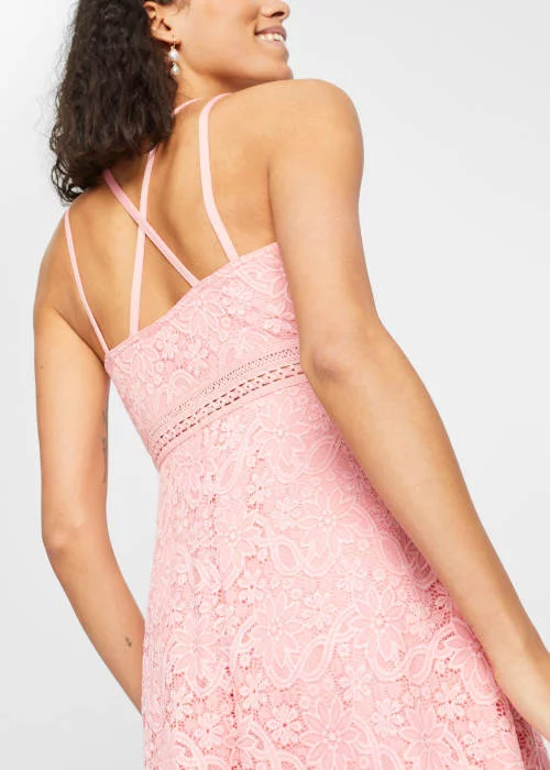 Ružové čipkované šaty s tenkými dvojitými ramienkami