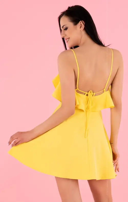 Žlté letné šaty s voľným chrbtom