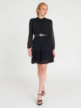 Čierne lesklé elegantné šifónové mini šaty v pohodlnom strihu